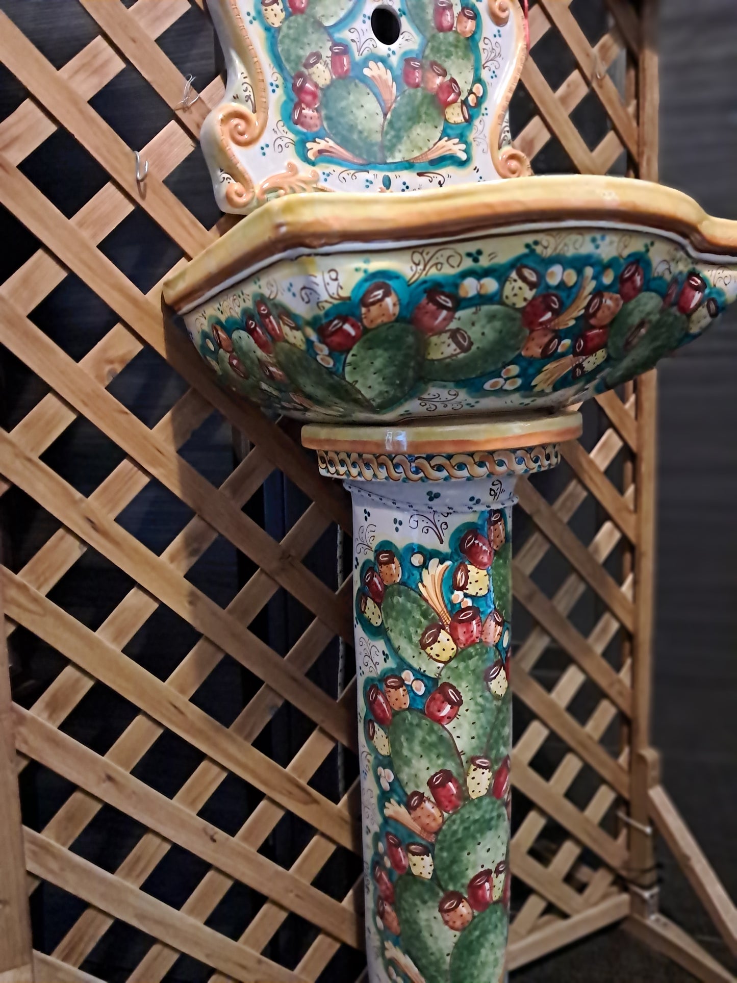 Fontanella lavabo in ceramica di Caltagirone