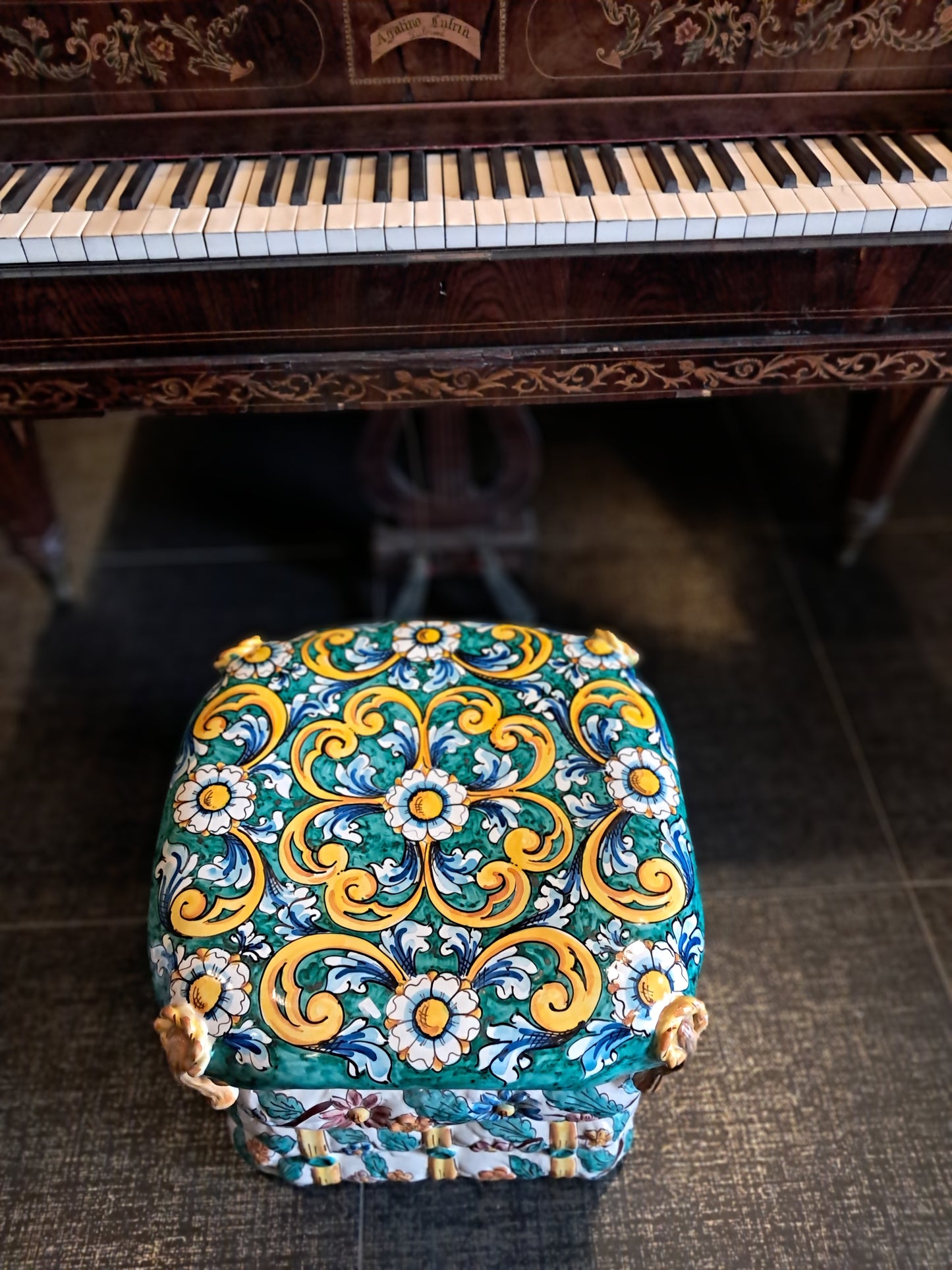 Pouf in ceramica di Caltagirone