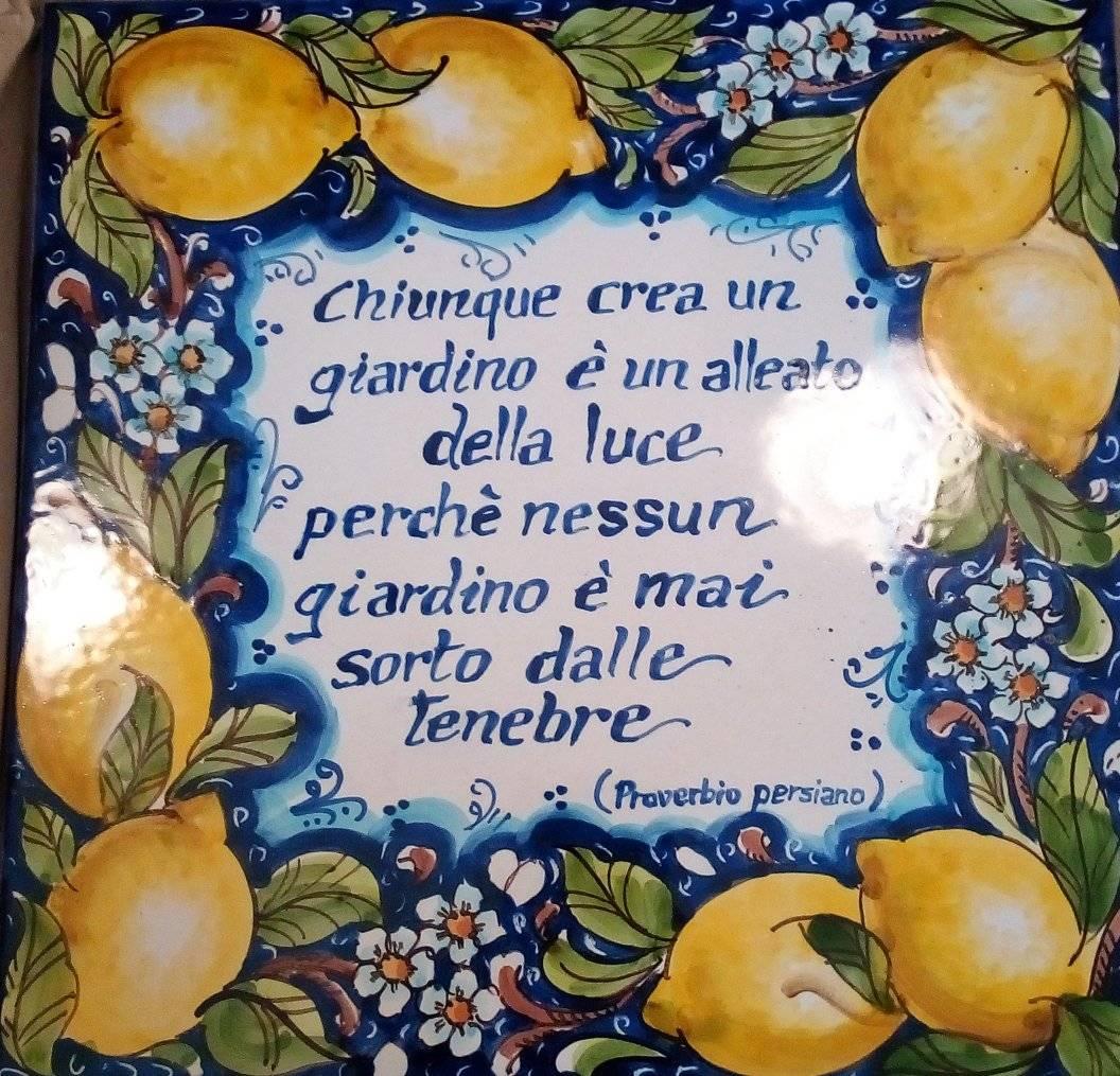 Ceramica con Frase Personalizzata: 'Chiunque crea un giardino è un alleato della luce, perché nessun giardino è mai sorto dalle tenebre.' - Proverbio Persiano