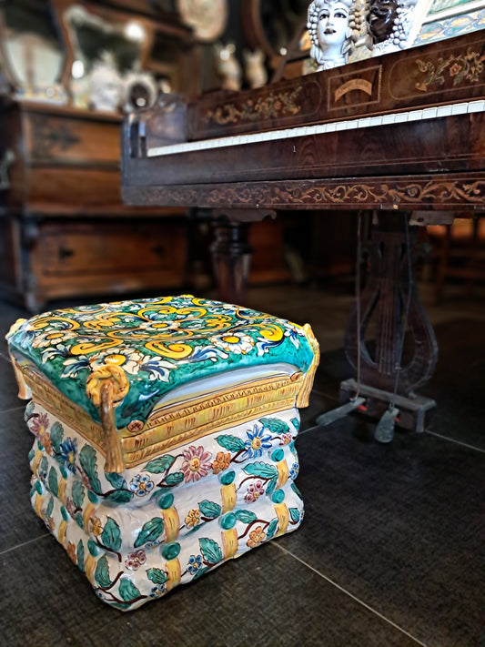 Pouf in ceramica di Caltagirone