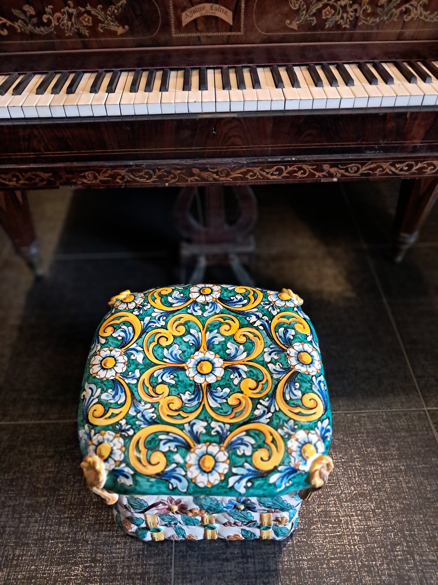 Pouf in ceramica di Caltagirone